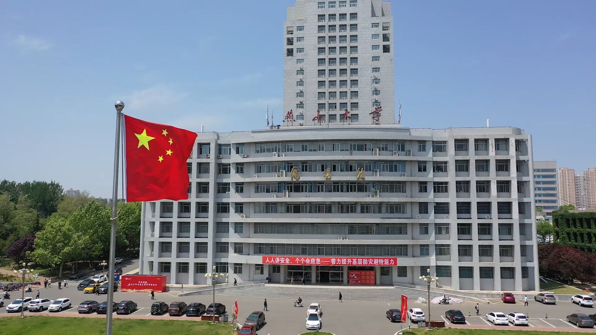 愿以青春之我，奋斗之我，为祖国发展贡献力量，祝祖国山河锦绣，国泰民安！