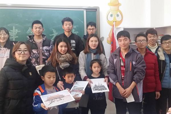 队员与小朋友们的作品展示(以上照片由学院提供)